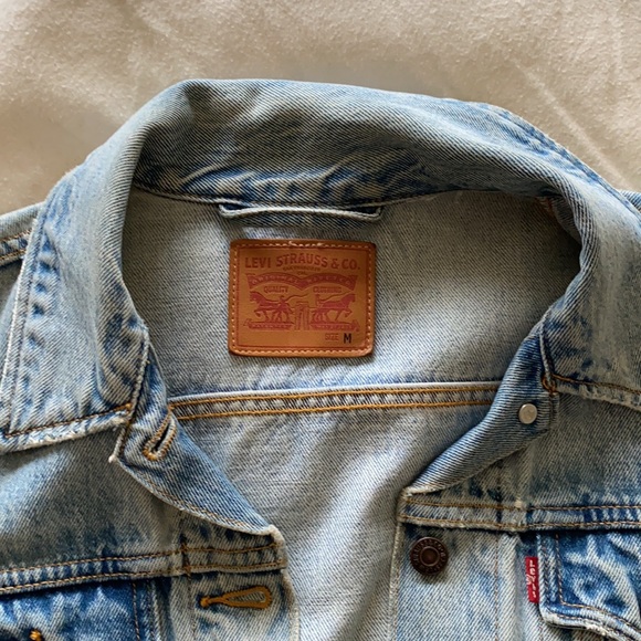Levi’s Denim Trucker Jacket - Cropped - Picture 2 of 5